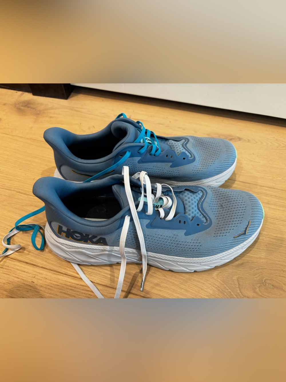 Hoka Men's Arahi 7 Light Blue and White Running Shoes - size 11